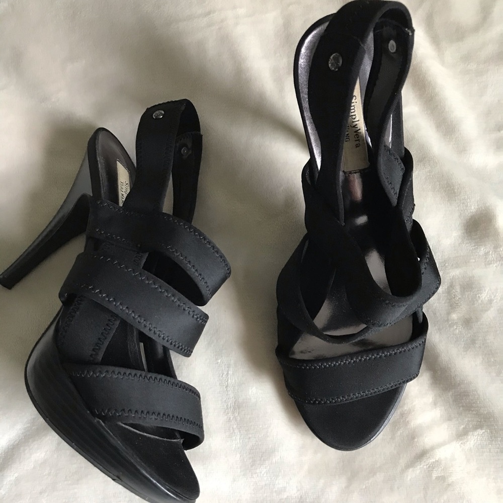 • Vera Wang black heels •